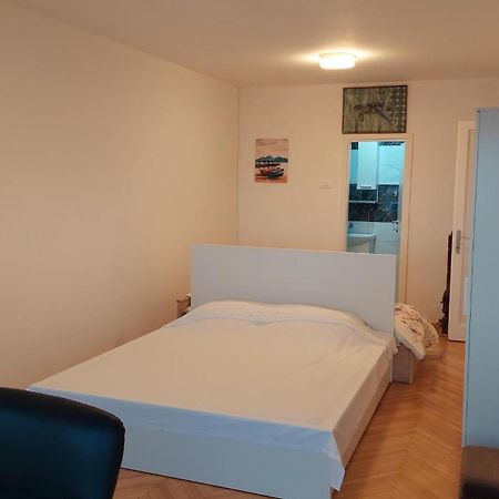 Room With Private Toilet And Balcony In City Center In Shared Apartment Спліт Екстер'єр фото
