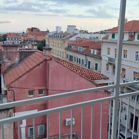 Room With Private Toilet And Balcony In City Center In Shared Apartment Спліт Екстер'єр фото